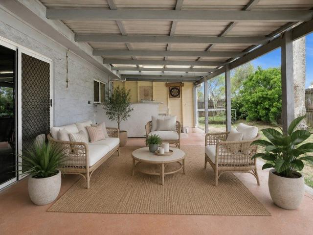 Large 5 Bedroom Family Home with Pool!