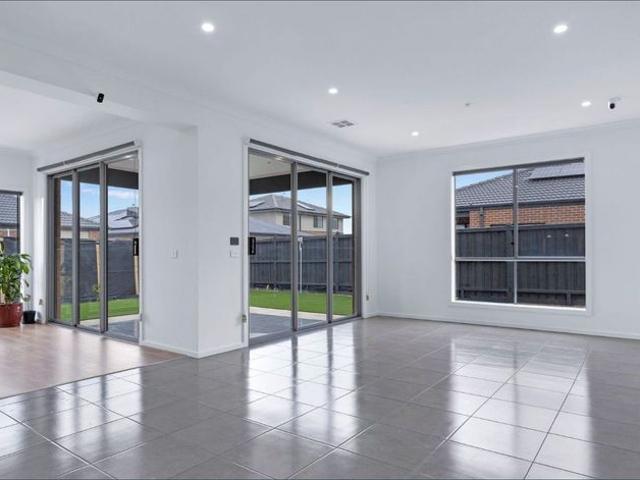 LARGE 5 BEDROOM FAMILY HOME WITH SEPERATE FULLY SELF CONTAINED GUEST ROOM!
