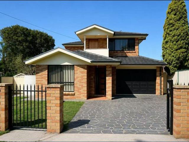 Large 5 Bedroom House Next To Trainstation For Lease!