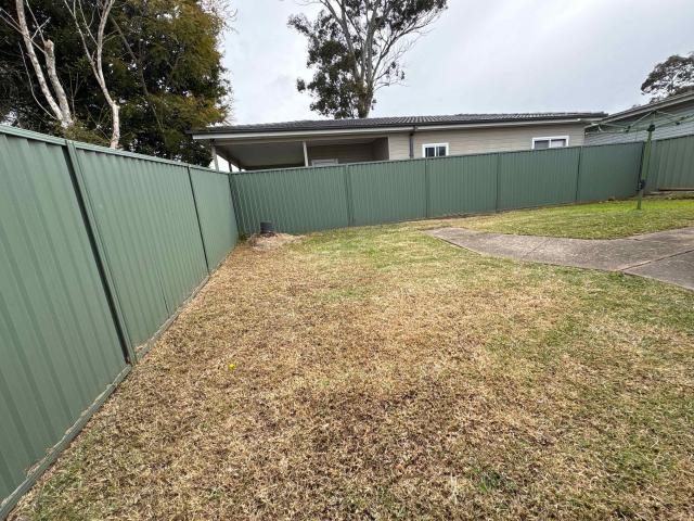 LARGE 5 Bedroom HOUSE with 2 lounge area with fenced rear yard