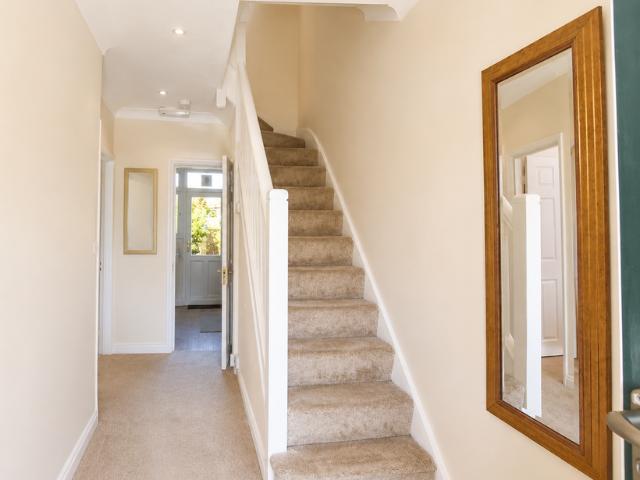 Large 6BR Home Sleeps 11 with Garden and Free Park
