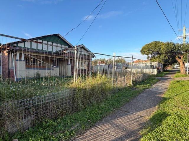LARGE 737 m² LAND FOR LEASE
