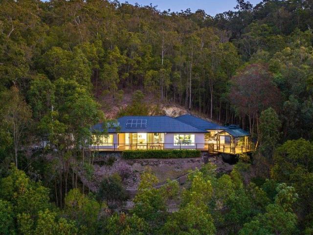 Large 7618m2 property. Great long game investment!