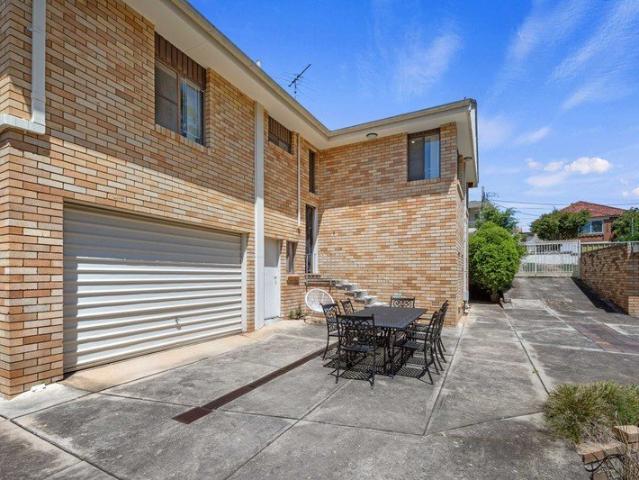 Large 797sqm corner block
