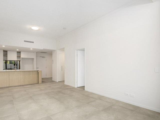 Large 90m2 Groundfloor 1 Bedroom Apartment Plus Multi Purpose Room & Car Park