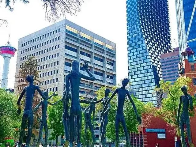 Large 1+1 FURNISHED Condo in Downtown core Calgary — 1 Bedroom+ Den Condo Unit