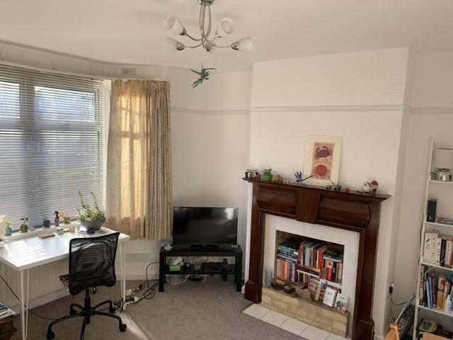 Large 1 bed flat close to Hospital & City Centre