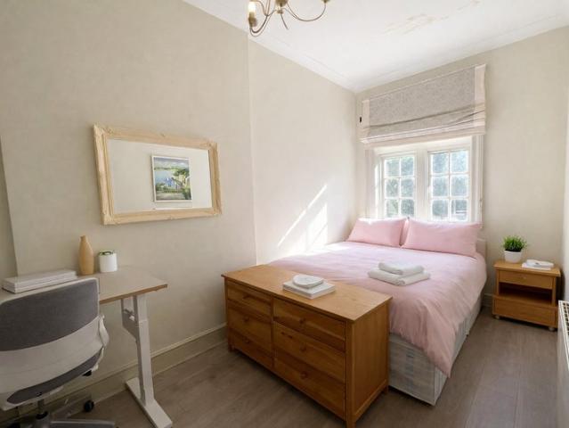 Large 1 Bed Flat in High Street Kensington W8