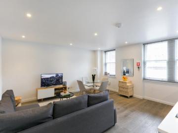 Large 1 bedroom apartment in central Fitzrovia Has an Apartment