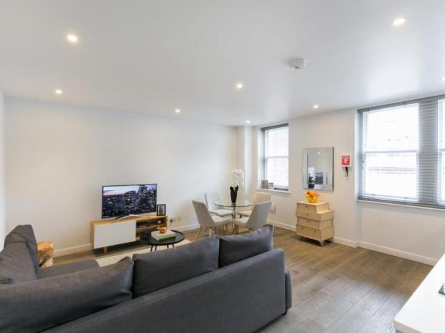 Large 1 bedroom apartment in central Fitzrovia Has an Apartment