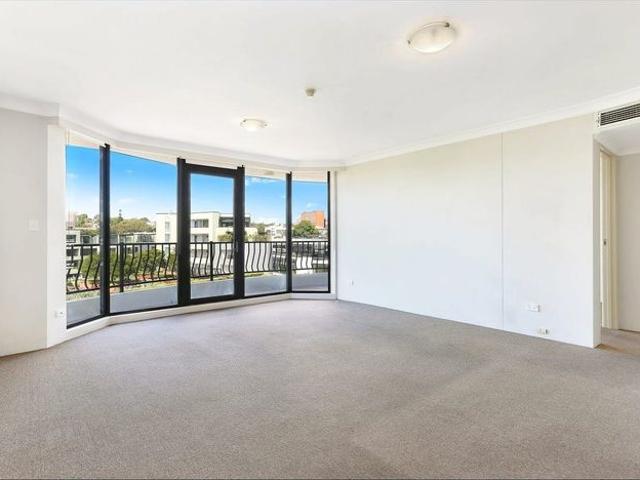 Large 1 bedroom apartment in great location