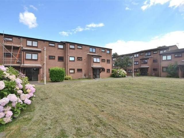 Large 1 bedroom secure flat
