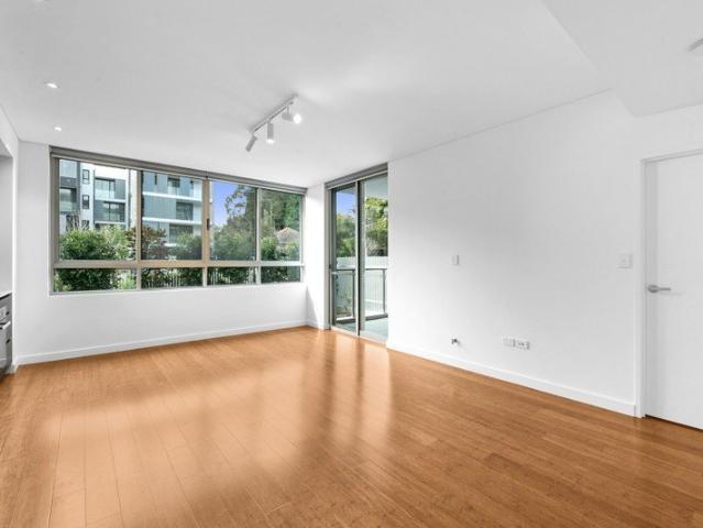 Large 1 BR Courtyard Apartment in A CONVENIENT Location !