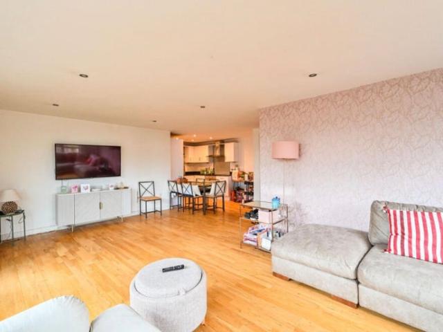 Large 2 bed 2 bath flat next to the canal
