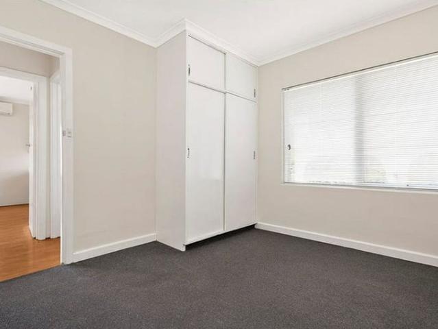 LARGE 2 BEDROOM APARTMENT WITH AIR CON!