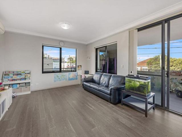 Large 2 Bedroom Apartment with Expansive Balcony and Modern Finishes!