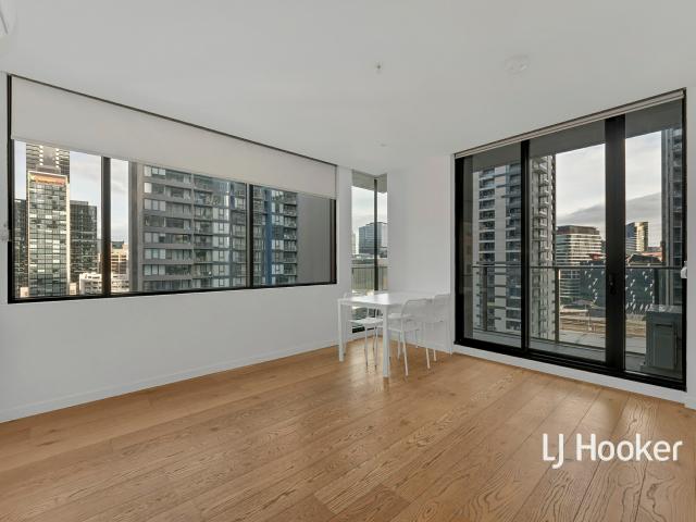 Large 2 Bedroom Apartment with Fantastic View for Rent!