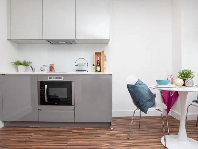 Large 2 bedroom Apartment