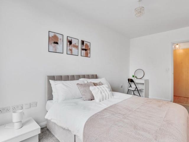 Large 2 Bedroom Flat