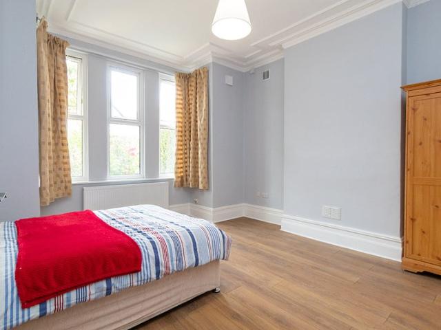 Large 2 Bedroom Flat with Private Patio in Wembley
