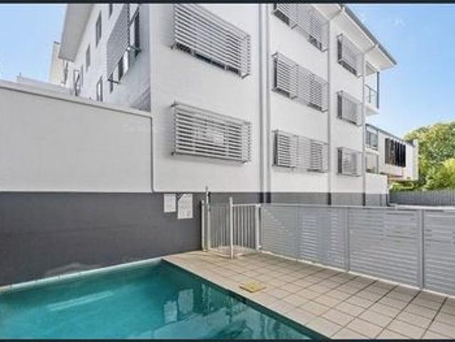 Large 2 bedroom modern Unit, 2 mins walking to shopping center