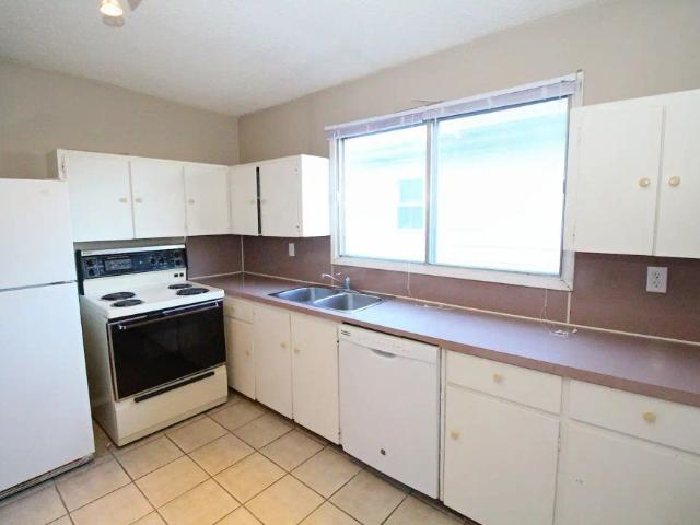 Large 2 Bedroom Main Floor In Sunny Bowness — 2 Bedrooms Main Floor