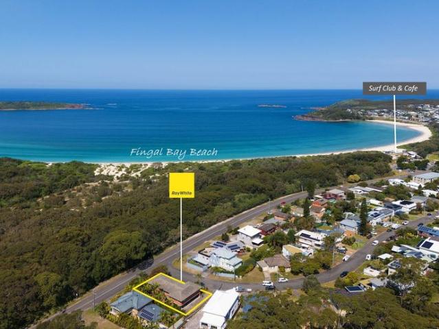 Large 2 Bedroom unit across from Fingal Bay Beach