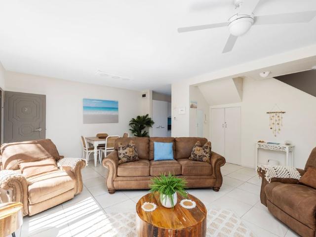 Large 2 Bedroom unit across from Fingal Bay Beach