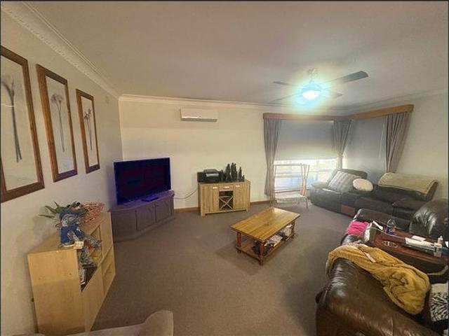 Large 2 bedroom unit central location $370.00 per week