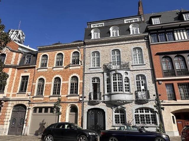 large 2 bedrooms flat in splendid mansion next to Louise