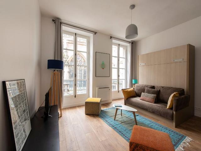 Large 30 m² studio apartment, Paris Amsterdam Apartments for Rent