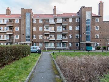 Large 3 bed flat in Peckham with large living room