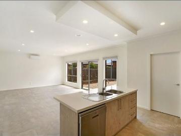 LARGE 3 BEDROOM, 2 LIVING & 2 BATHROOM HOME OPPSOSITE BEAUTIFUL PARKLANDS
