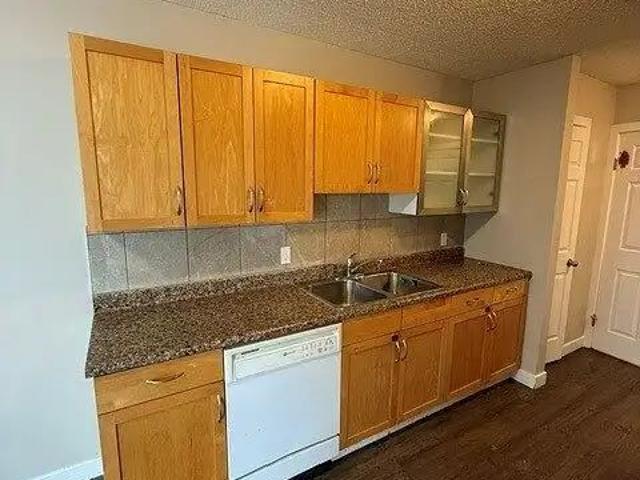 Large 3 Bedroom. Comfortable Living Across Two Levels in a Prime Location — 3 Bedrooms Condo Unit
