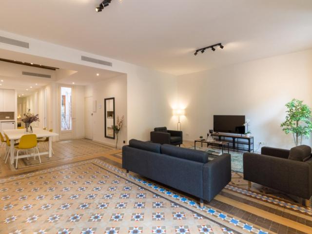 Large 3 bedroom apartment in Ciutat Vella