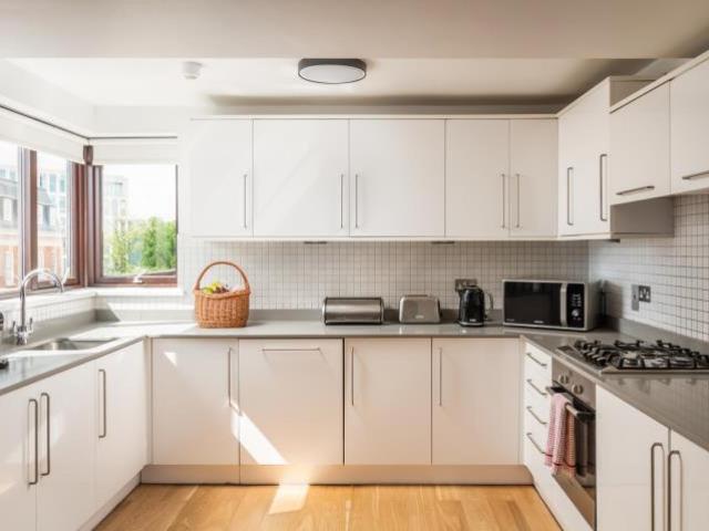 Large 3 bedroom apartment in Kensington Has an Apartment