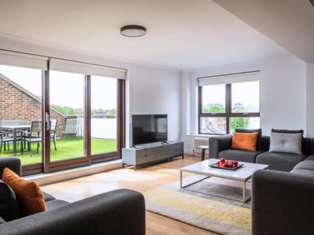 Large 3 bedroom apartment in Kensington Has an Apartment