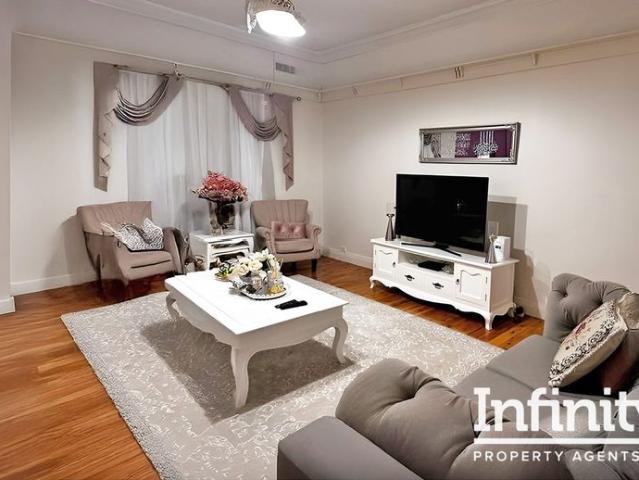 LARGE 3 BEDROOM FAMILY HOME WITH SUNROOM