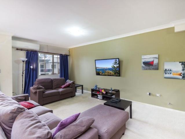 LARGE 3 BEDROOM SPLIT LEVEL UNIT GREAT LOCATION!