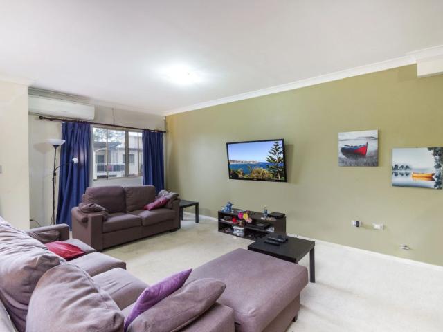 LARGE 3 BEDROOM SPLIT LEVEL UNIT GREAT LOCATION!