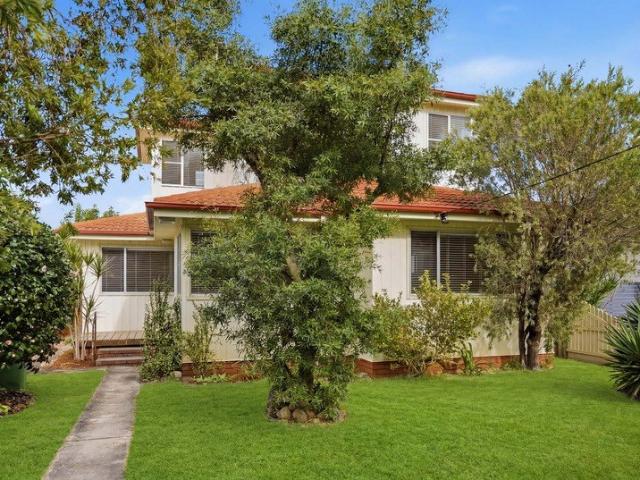 Large 3 4 Bedroom Family Home with Rear Lane Access