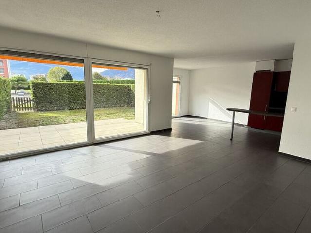 Large 3.5 room apartment available immediately!