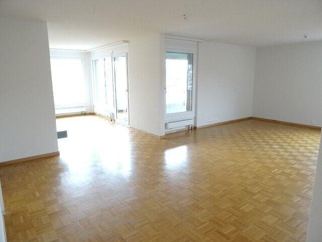Large 3.5 room apartment of 102 m² on the top floor of the 3rd floor