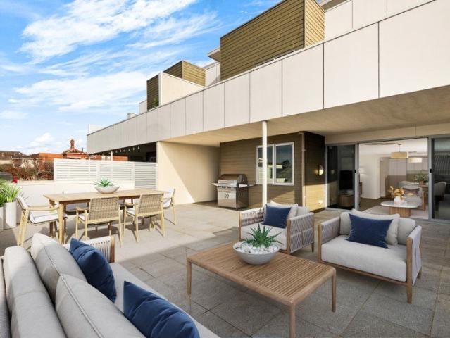 Large terrace, city views, unbeatable location