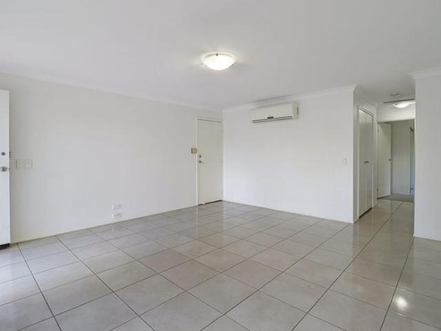 LARGE THREE BED END VILLA, LARGE YARD, PARK AT DOOR
