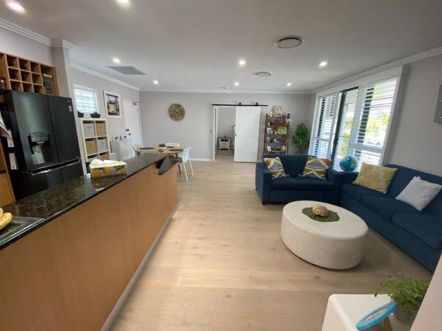 Large Three Bedroom Apartment Walk to James Street