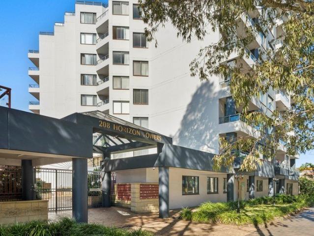 Large Three Bedroom Apartment with Easy Stroll to Westfield!