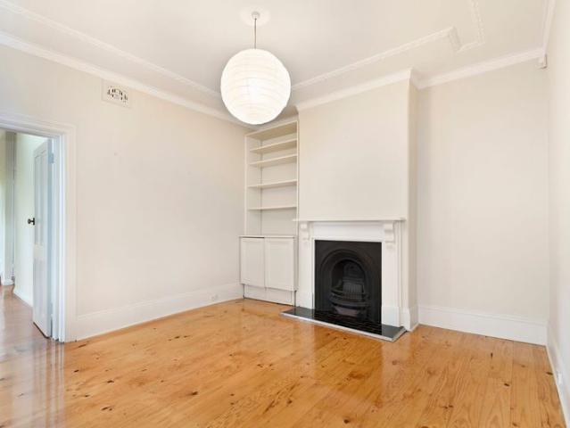 LARGE THREE BEDROOM GARDEN TERRACE IN A SOUGHT AFTER LOCATION