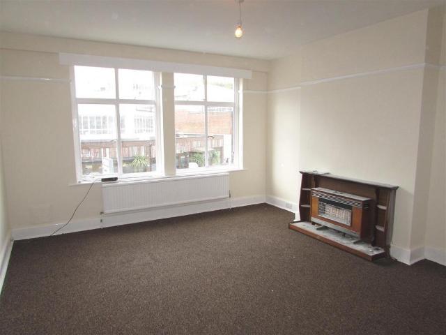 LARGE THREE BEDROOM TOWN CENTRE. 3 bed flat to rent £1,095 pcm £253 pw