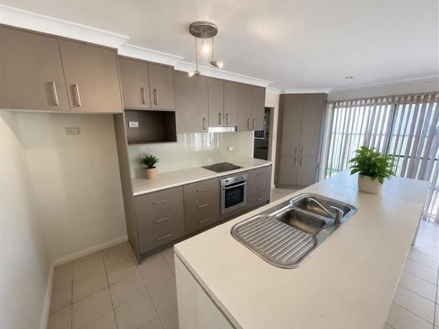 LARGE THREE BEDROOM TOWNHOUSE